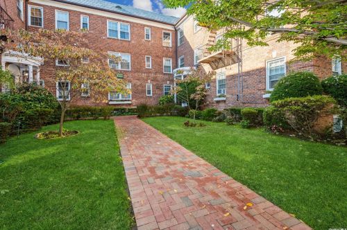 19 Schenck Ave, Great Neck NY  11021-3618 exterior