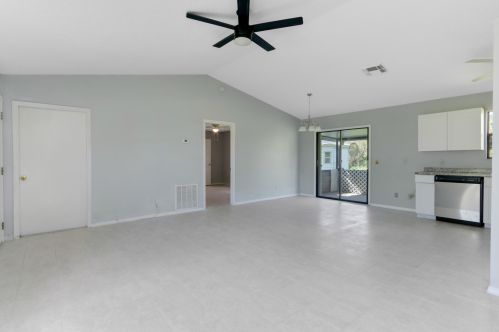 245 8th Ave, Vero Beach, FL 32962-3584