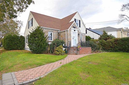 161 Moore St, New Hyde Park, NY 11040-1331