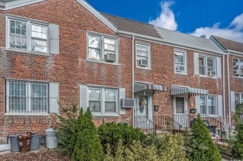 255-21 Williston Ave, Floral Park, NY 11001-1060