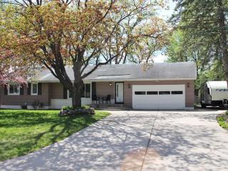 4800 Deerwood Dr, Hopkins, MN 55343-8683