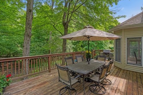 8 Forest View Dr, Martinsville NJ  08836-2039 exterior