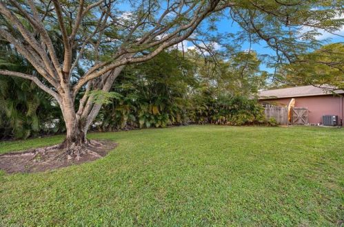 1075 Rordon Ave, Naples FL  34103-4570 exterior