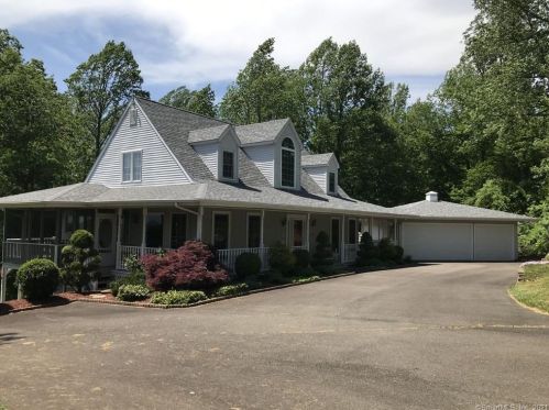118 Oxbow Ln, Northford, CT 06472-1152