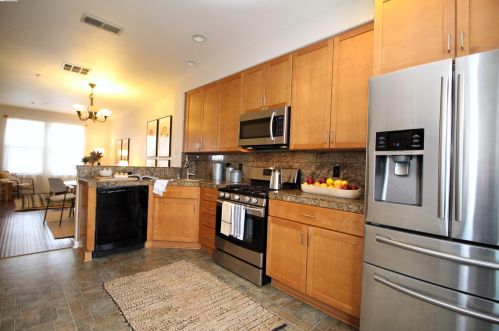 663 Arcadia Dr, Hayward, CA 94541-6529