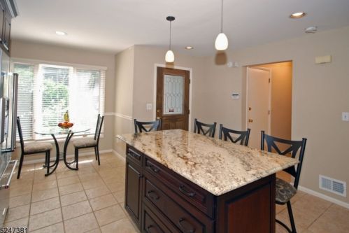 9 Dogwood Ct, West Paterson, NJ 07424-3712