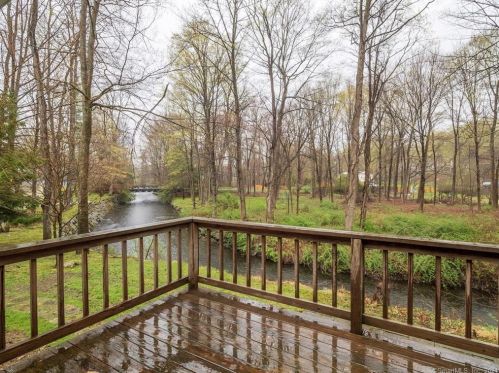 25 Arrowhead Rd, Wilton CT  06897-4402 exterior