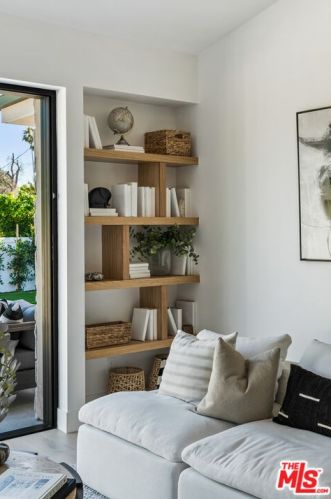 12600 Emelita St, North Hollywood CA  91607-1017 exterior
