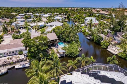 2631 Gulfview Dr, Naples FL  34112-5829 exterior