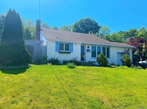 22 Oakley Dr, Huntington Station NY  11746-3116 exterior