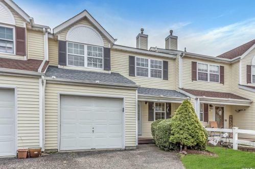 74 Beech St, Central Islip, NY 11722-4164