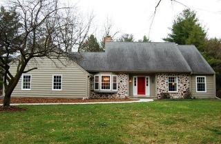 222 White Pine Rd, Delafield, WI 53018-1122
