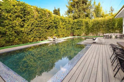 15245 Greenleaf St, Van Nuys CA 91403-4010 exterior