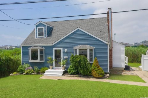 845 Bay St, North Lindenhurst, NY 11757-6232