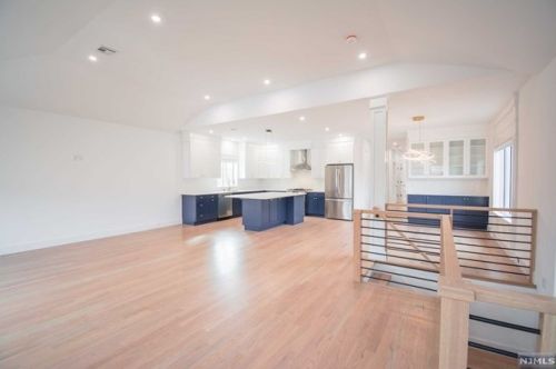 28 1st St, Palisades Park NJ  07650-1582 exterior
