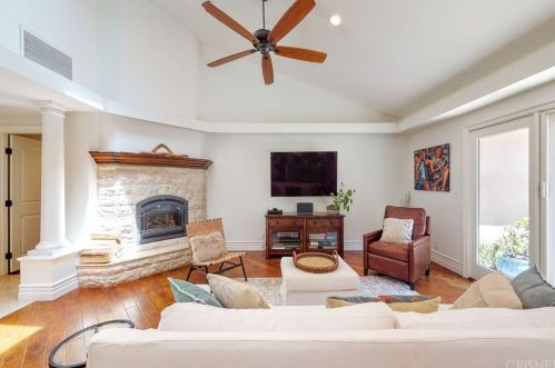 22926 Wrencrest Dr, Calabasas CA  91302-1866 exterior