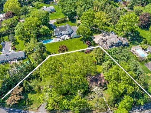 226 Frost Pond Rd, Muttontown, NY 11545-2205