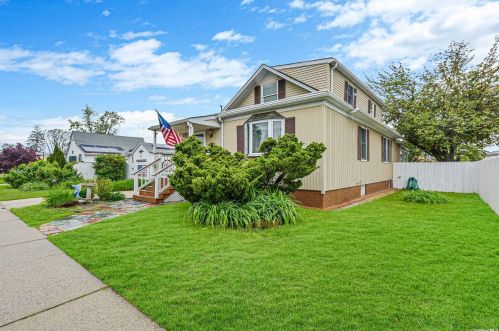 30 Volta St, Copiague, NY 11726-1938