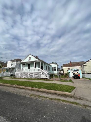 614 13th St, Galveston TX  77550-5037 exterior