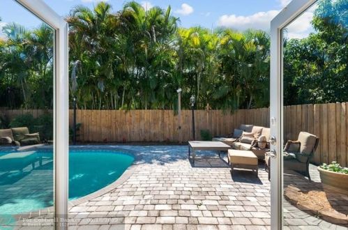 19621 58 Ave, Hialeah FL  33015-4909 exterior