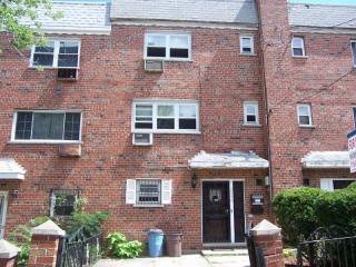 2956 Radcliff Ave, Bronx, NY 10469-3915