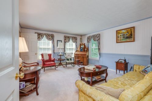 4 Rockwood Ln, Londonderry NH  03053-6104 exterior