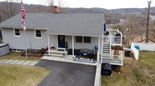 849 Warren Ave, Thornwood, NY 10594-1626