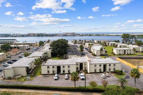 308 Miracle Strip Pkwy, Fort Walton Beach FL  32548-5217 exterior