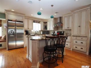 3875 Sally Ln, Rockville Centre, NY 11572-5934