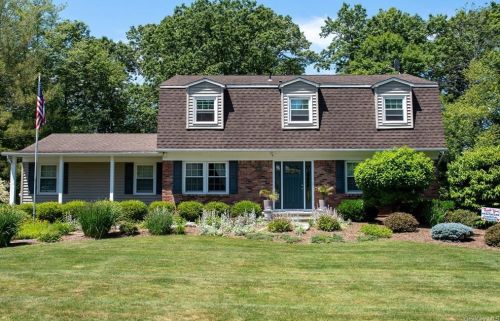 17 Woodthrush Dr, West Nyack, NY 10994-1120