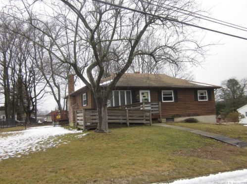 4 Larry St, Norwich, CT 06360-1827