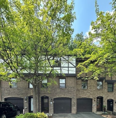 215 Newton Sq, Moon Twp, PA 15108-1042