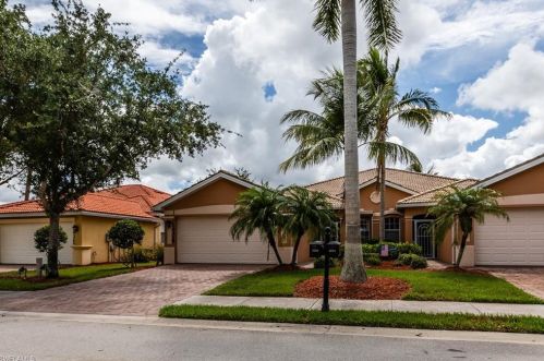 14318 Manchester Dr, Naples FL  34114-8626 exterior