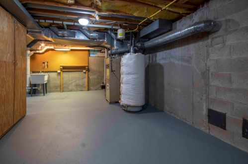 8 Cathedral Cir, Nashua NH 03063-2716 exterior