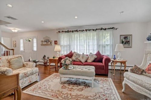 18 Mayer Dr, Airmont NY  10901-3825 exterior