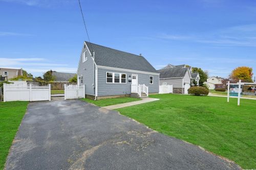 169 20th St, Deer Park, NY 11729-4801
