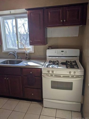 151 Chestnut St, Manchester, CT 06040-5949