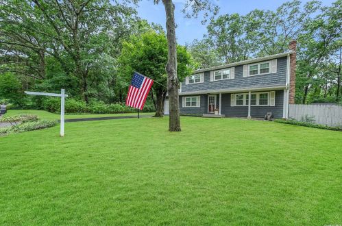 27 Maria Ct, Holbrook, NY 11741-3501