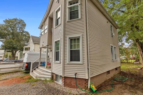 39 Hewitt Ct, Bridgeport, CT 06607-1535