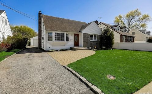 10 Chestnut St, Westbury, NY 11590-1908