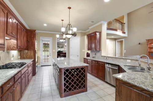 2209 Roadrunner Dr, Lewisville TX  75022-7885 exterior