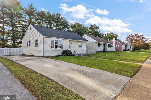 12 Jay Dr, New Castle, DE 19720-1718