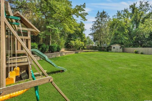 6 Stuart Ct, Huntington Station NY  11746-4237 exterior