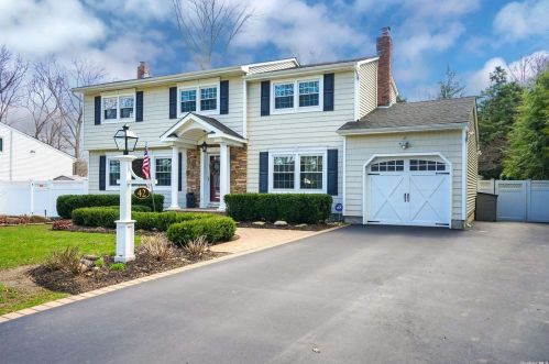 42 Beacon Ln, Elwood, NY 11731-5105