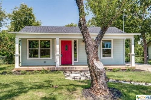 1312 4th St, Floresville, TX 78114-2064