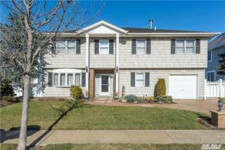 4061 Darby Ln, Seaford, NY 11783-3607