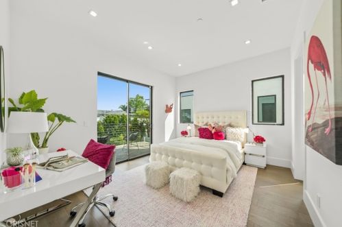 5128 Noble Ave, Van Nuys CA  91403-1376 exterior