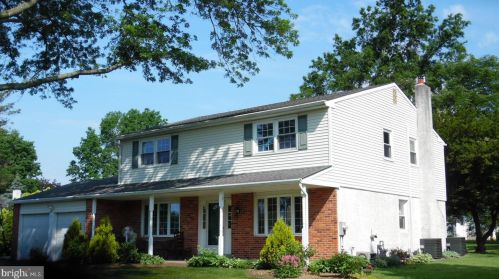 19 Gelder Dr, Southampton, PA 18966-2310