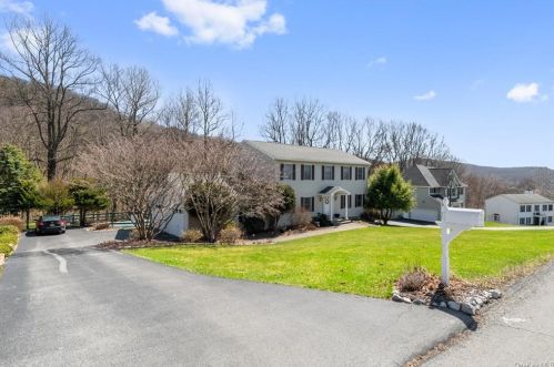 144 Stowe Dr, Poughquag, NY 12570-4935