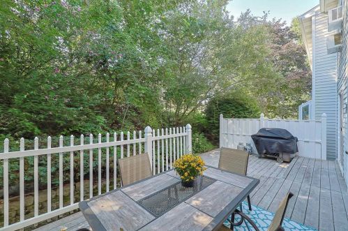 20 Hemlock Ct, Fishkill NY  12524-2618 exterior